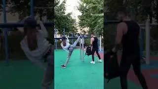 Пранк! Пристегнул наручниками к турнику! Реакция девушки бесценна! 