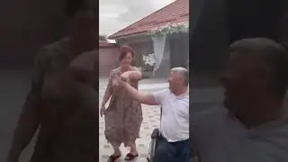 Как она танцует! Как голубка воркует