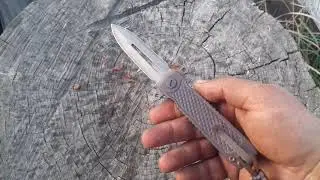 складной кинжал с вейвом.