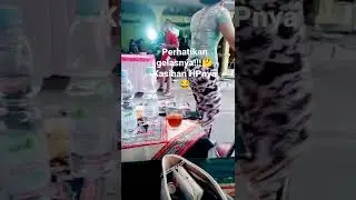 Perhatikan!!! Seorang penyanyi menari senggol gelas... #shorts