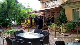 песня «На теплоходе музыка играет» - военный оркестр моряков