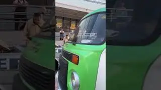 senhor dançando ao lado do carro globoceta