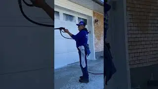 Lavar paredes con jabón y agua a presión.
