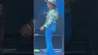 Lainey Wilson - whats going on?