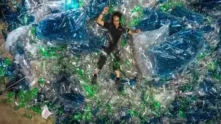 1/3 - Photographer shoots 10,000 Plastic Bottles and a Mermaid - Mermaids Hate Plastic