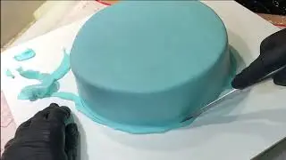 Runde Fondanttorte eindecken / Torte mit Fondant überziehen / how to cover a round cake with fondant