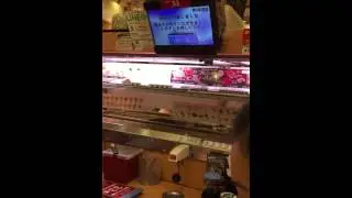 đi ăn sushi có tàu điện chở đồ ăn