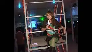 бухой мужик танцует
