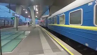 EC 149 "Hortobagy" to Zahony with 3 sleeping cars to Kyiv arriving at the platform at Wien Hbf