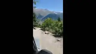 Горные дороги Грузии. Местиа. Дорога с площадки 