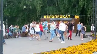 На Центральной площади Ижевска танцы у фонтана