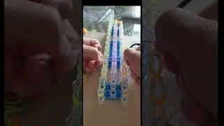Моё первое видео на канале где плету браслет из резинок плиту браслет из резинок трёх цветов