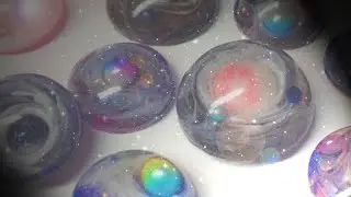 Planetas o universos dentro de tus complementos. Pendientes y colgantes de resina. Resin planets