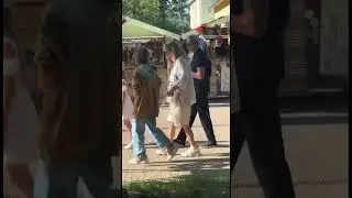 Алла Пугачёва на прогулке с детьми в Юрмале.