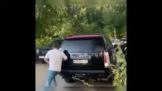 Женщина за рулём Cadillac Escalade разбила не меньше четырёх машин в одном из дворов Самары.