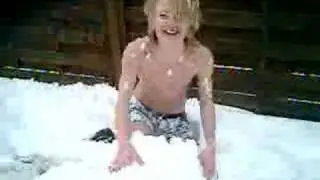 mit boxershorts in den schnee
