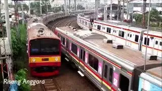 Trio KRL Commuter Line Saling Bertemu di Jatinegara