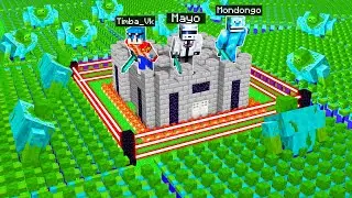 SAFE CASTLE vs ZOMBIE APOCALYPSE in Minecraft 😱😰 LOS COMPAS