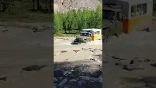 Машина наполовину в воде. Переправа через горную реку