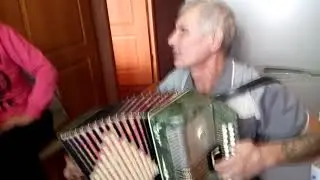 Андрюха жарит на гармошке.