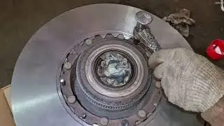 Renault Premium DXI. Installing a new disc on a damaged hub.