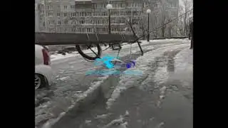 Во Владивостоке обледенелый столб обрушился на легковушку
