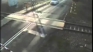 скоростной поезд и велосипедист