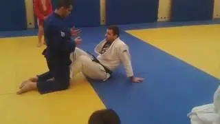 Удушающий из позиции снизу 1