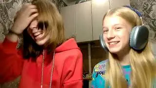 разговариваю в наушниках в голосовом чат рулетке,с подругой,она объясняет что мне говорить💓💖🤣