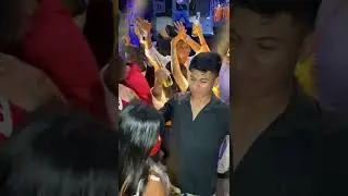 Mujeres guapas bailando con Bertín y Su Condesa en La Venta 2002