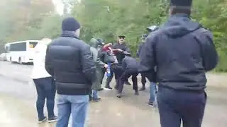 Полиция силой тащит женщину, протестующую против строительства мусорного полигона