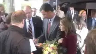 Letizia y Felipe firmando autografos en Berlin