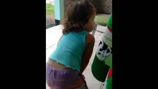 Dançarina mirim do pararatibum