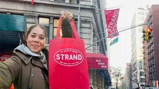 VLOGMAS DAY 12: New York's City's BIGGEST Bookstore 📚
