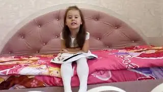 София читает стихи