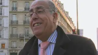 Sketch: Omar avec ses photos