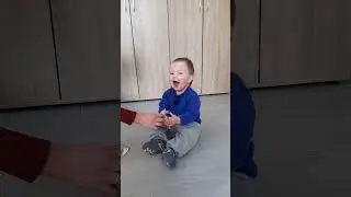 Балуется.