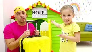 Вероника и папа играют в отель понарошку