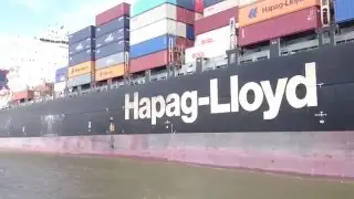 Containerschiff auf der Elbe