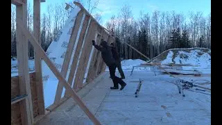 Alaska. Необычные погодные условия,способствуют стройке дома.Начало сборки и поднятие стен.