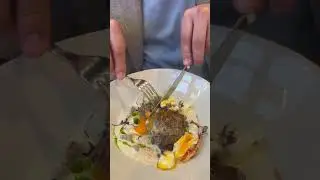 Сочный бифштекс с яйцом пашот.