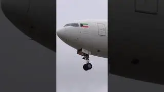 CLOSE UP 777 landing at LHR