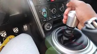 INSTALLING A $30 AMAZON WEIGHTED SHIFT KNOB ON MY BRZ!! (RACESENG REPLICA)