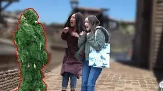 Pegadinha  Assustando Pessoas Com Arvore de Natal  Pegadinha Do Arbusto