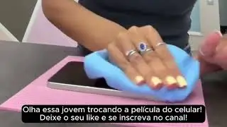 Olha essa jovem trocando a película do celular!