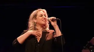 Chantal Jansen begeistert mit einer hinreißenden und bezaubernden Gesangsdarbietung.