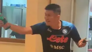Kim scatenato: balla e canta a cena con i nuovi compagni di squadra del Napoli