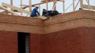 Узбеки-монтажники работают на высоте