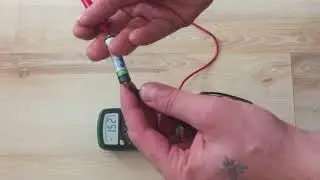 С помощью тестера ищем где плюс и минус на зарядке от телефона.