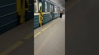 Прибытие номерного 81-717 на станцию Комендантский проспект